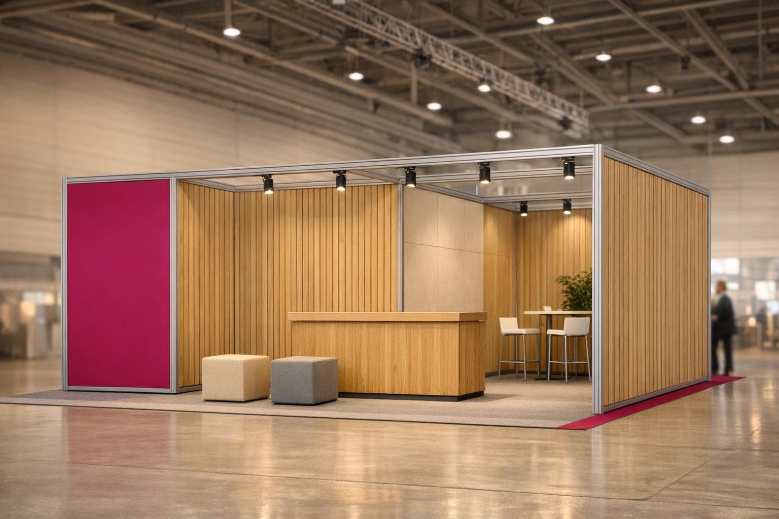 Stand d’exposition modulaire bois et aluminium dans un hall lumineux, panneau magenta