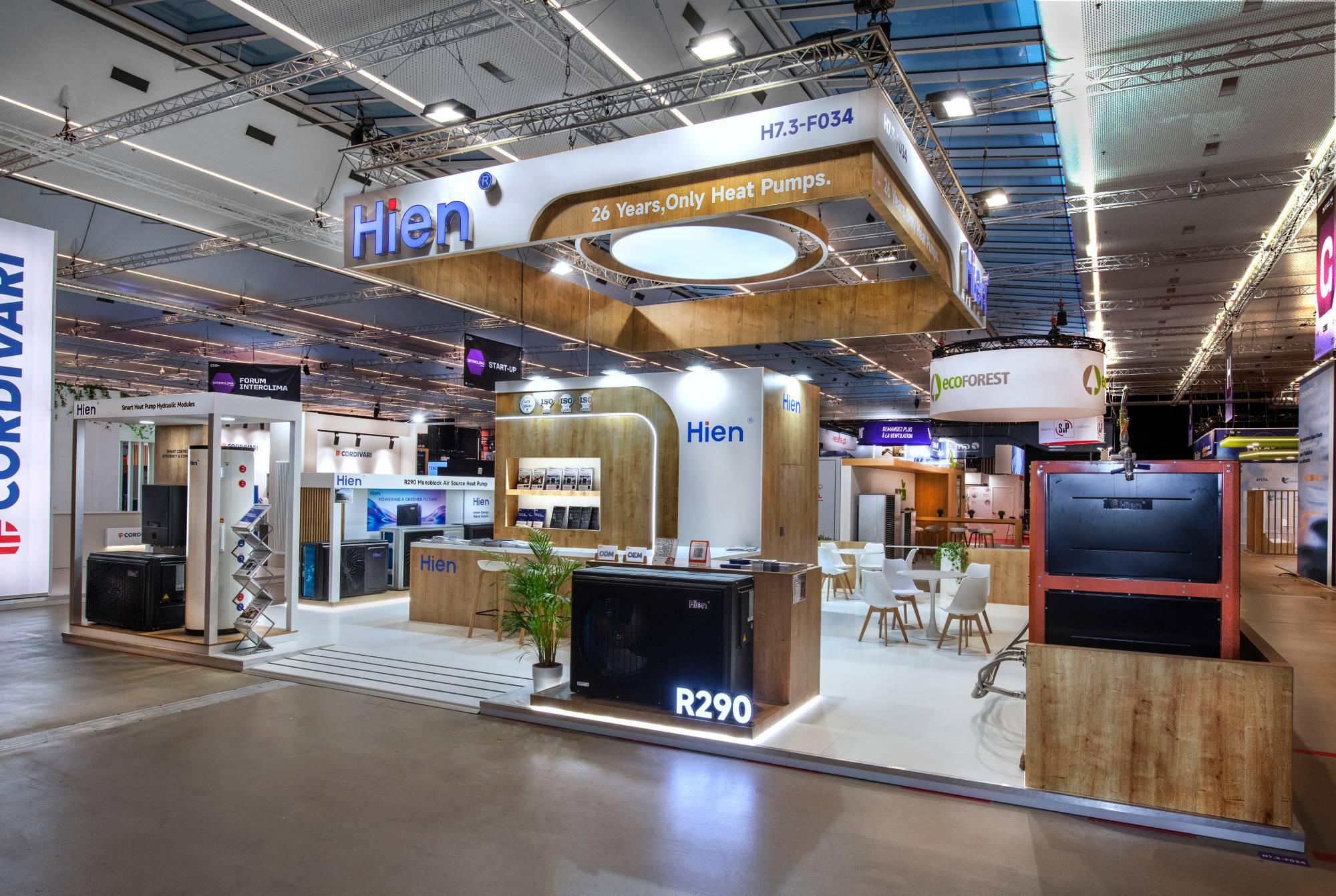 Stand Hien sur Batimat : menuiserie sur mesure de 99 m², structure suspendue et enseigne lumineuse