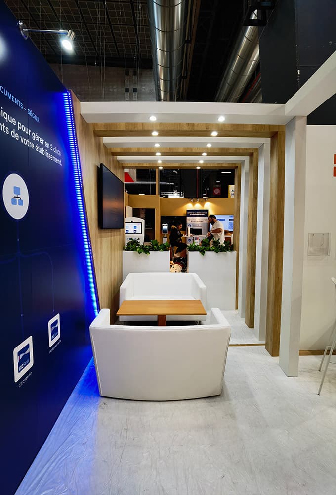 Stand Lifen livré sur SantExpo : portiques bois et mur de démonstration