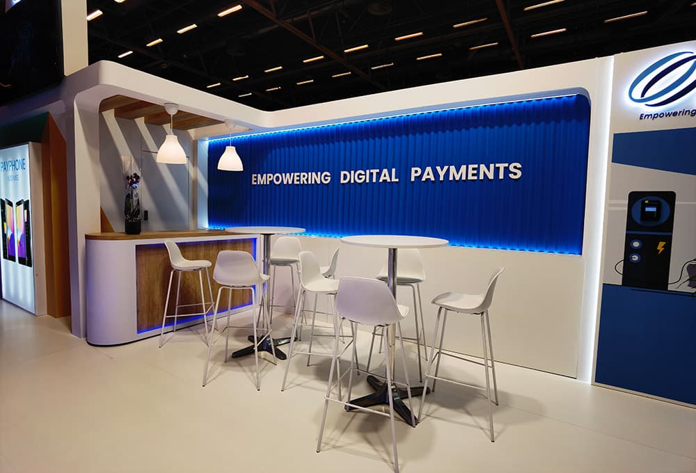 Stand PAX livré sur Trustech : comptoir bois d'un pack hybride