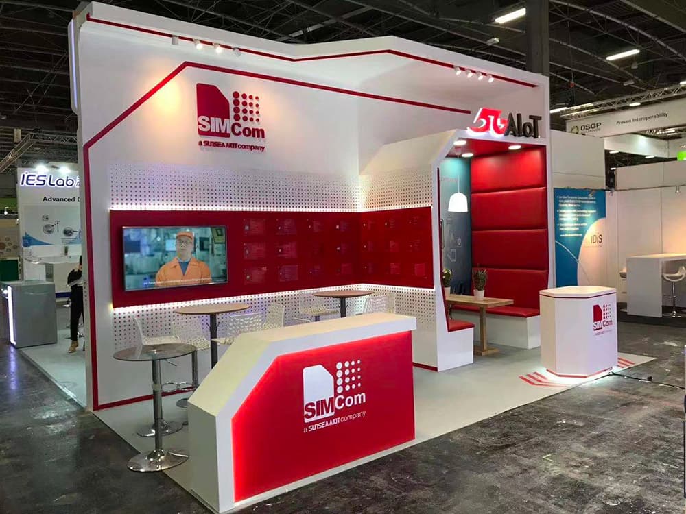 Stand SIMCom : arche blanche et rouge, mur de modules rétroéclairé