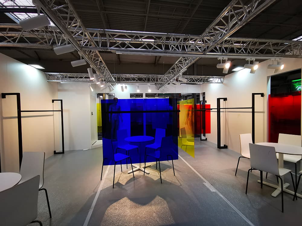Espace Textile World : panneaux acryliques colorés et portants