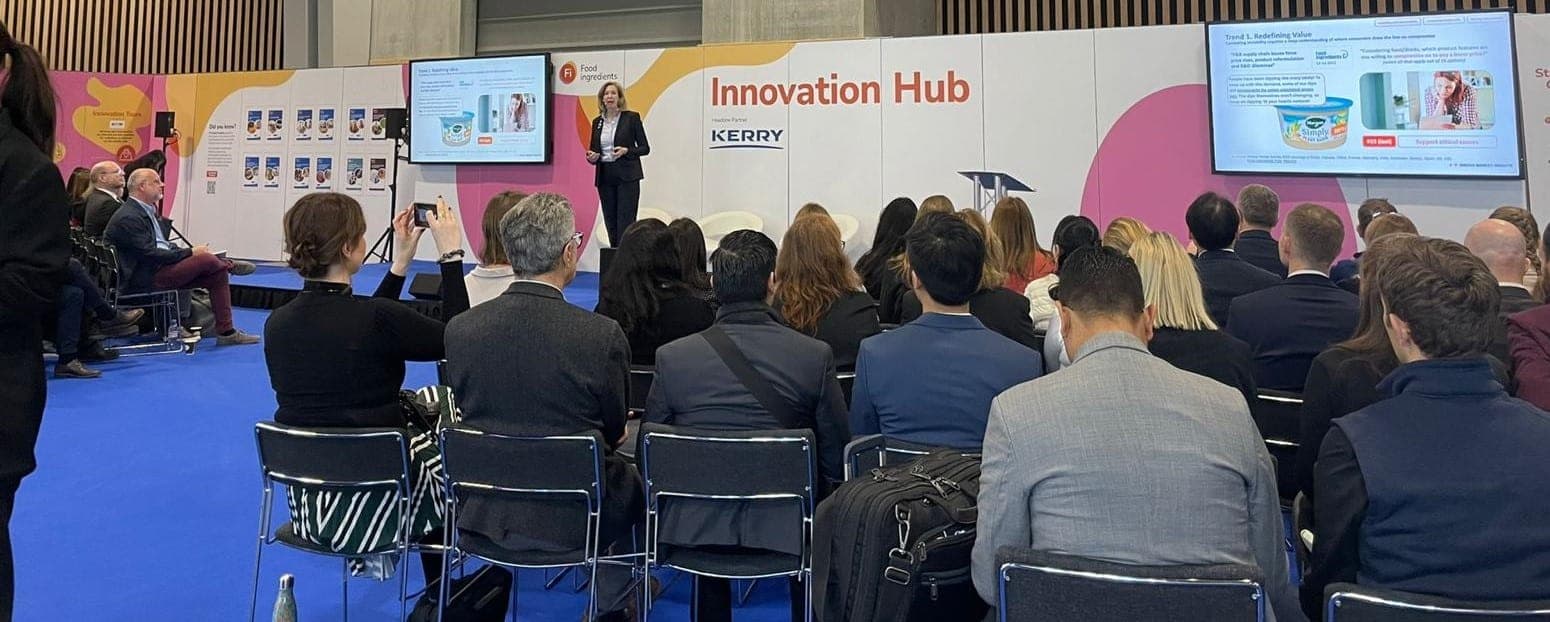La scène Innovation Hub de Fi Europe, le public en conférence