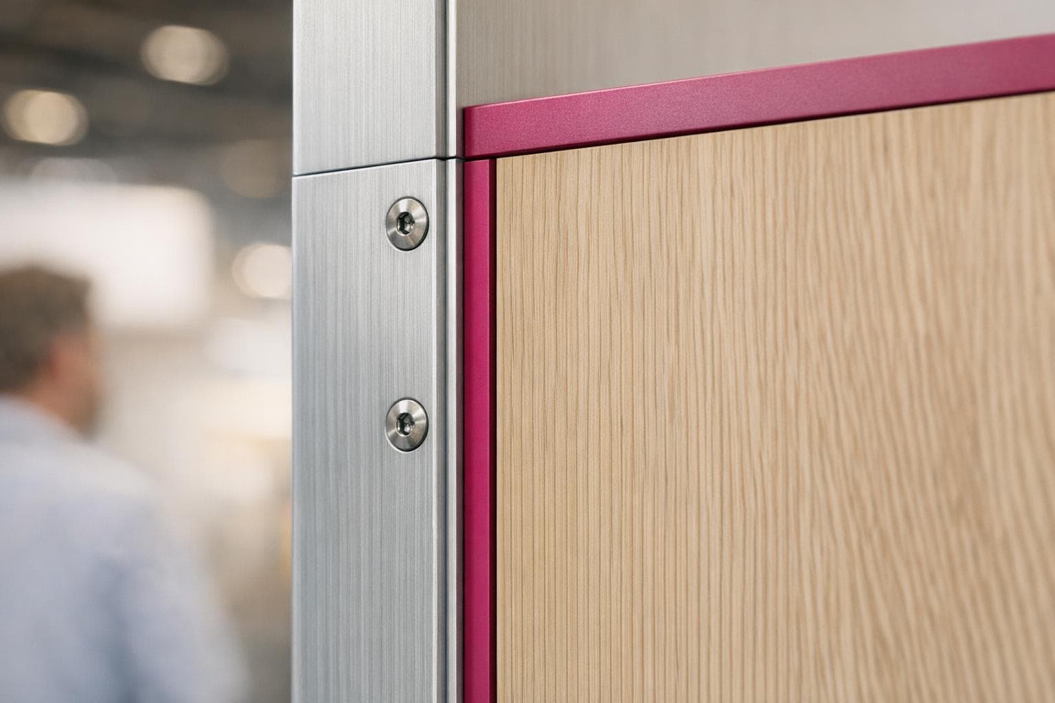 Jonction d’un montant aluminium et de panneaux bois. Illustration de l’univers Bois-aluminium